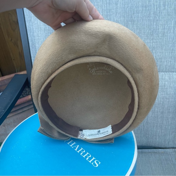 Vintage 1960s Ladies Tan Fur Felt Hat with Back Bow and Hat Box - Picture 4 of 17